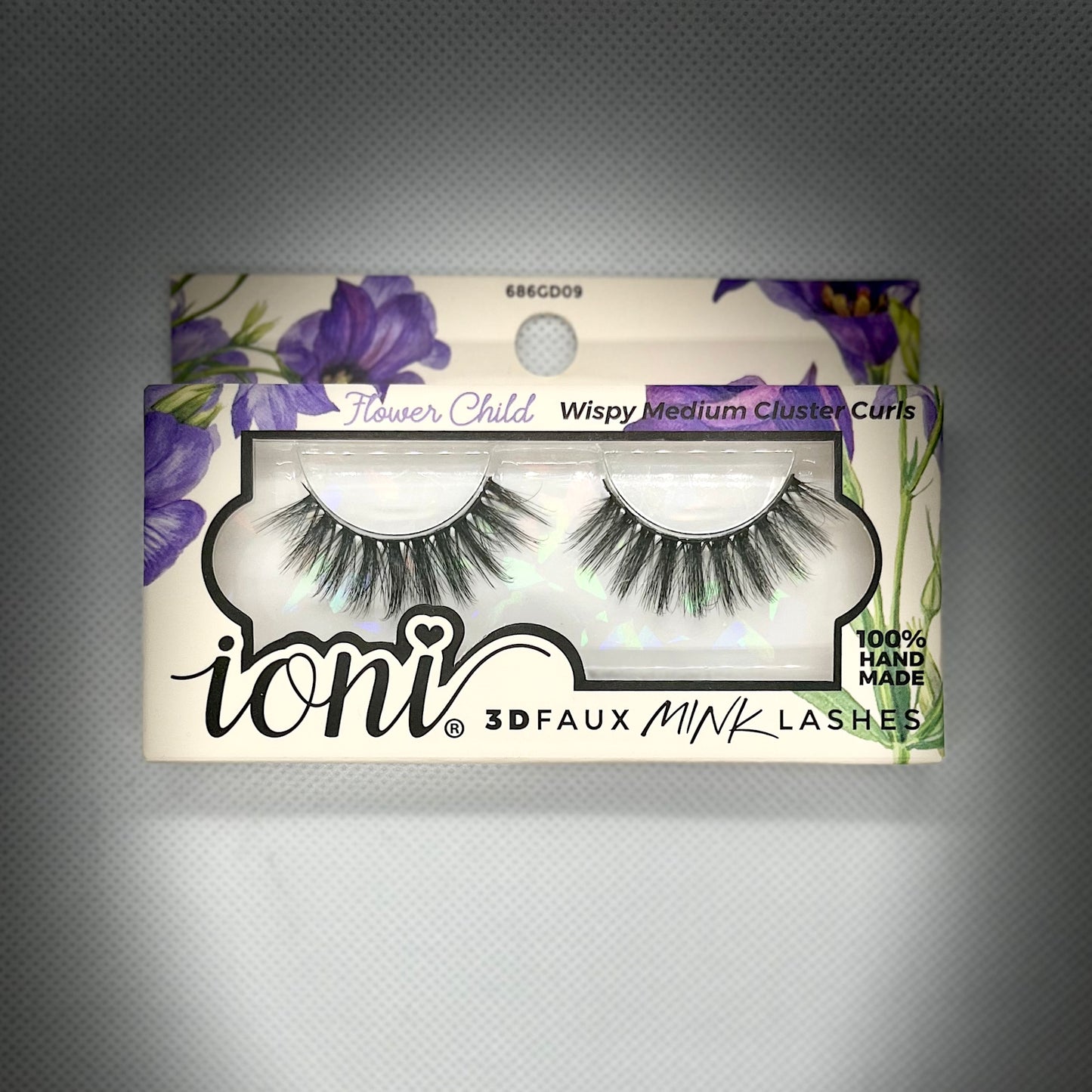 Lightweight black wavy 3D mink lashes with a flexible design, showcasing stunning wispy medium cluster curls for a glamorous look.